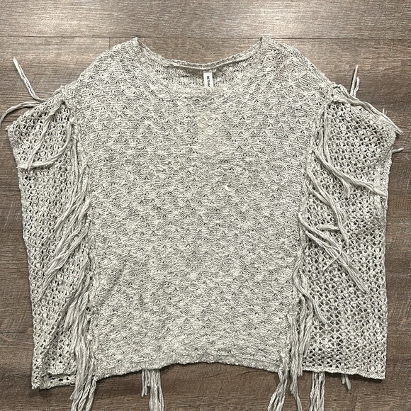 Bethany Mota gray/white knit fringed crocheted poncho sweater size M/L - Picture 1 of 7